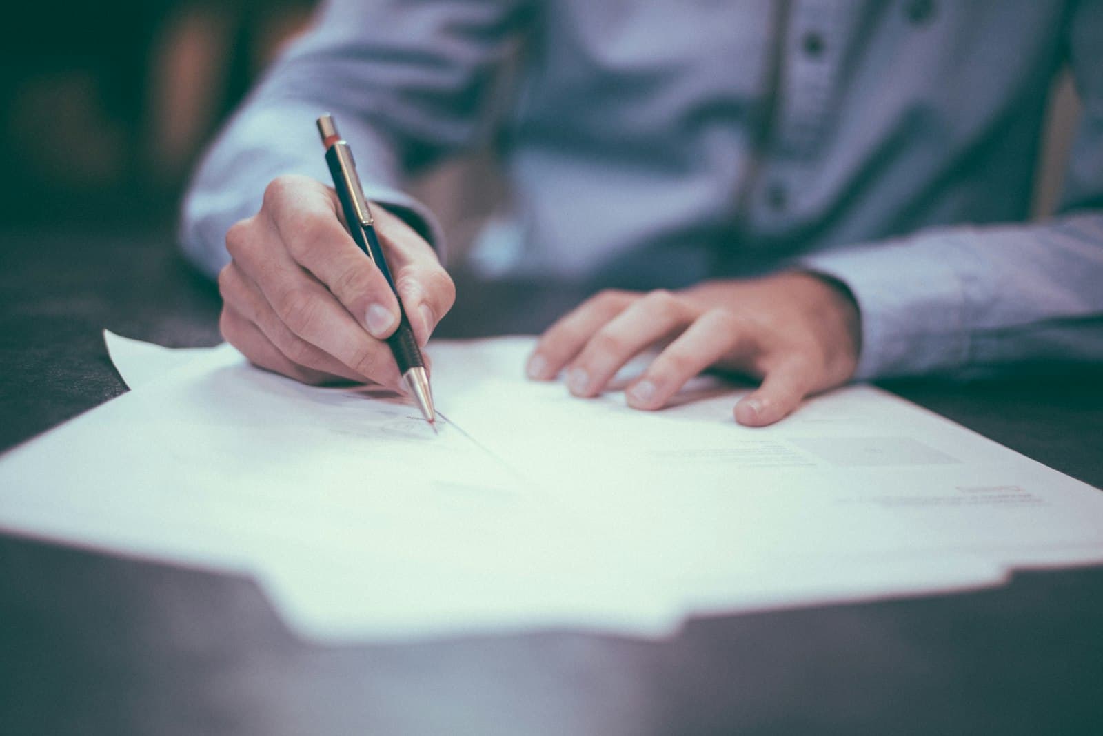 Asesoría jurídica: persona firmando documentos