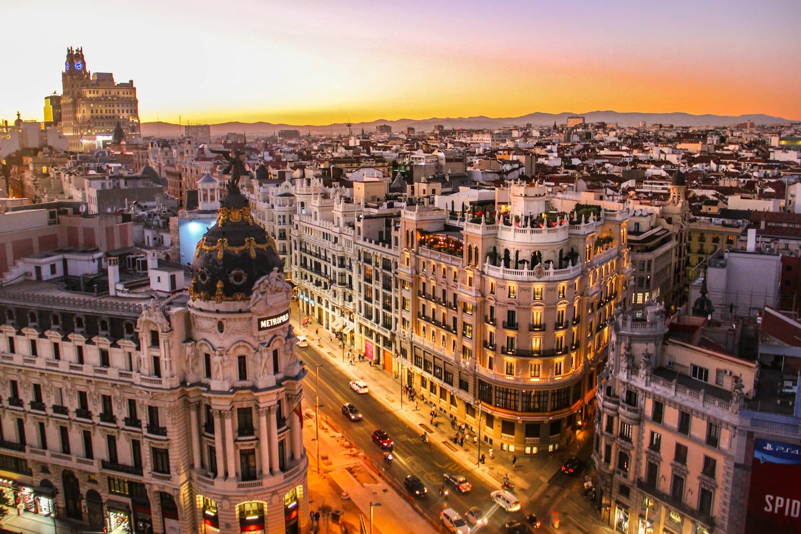 Edificio Metrópolis y Gran Vía de Madrid, España