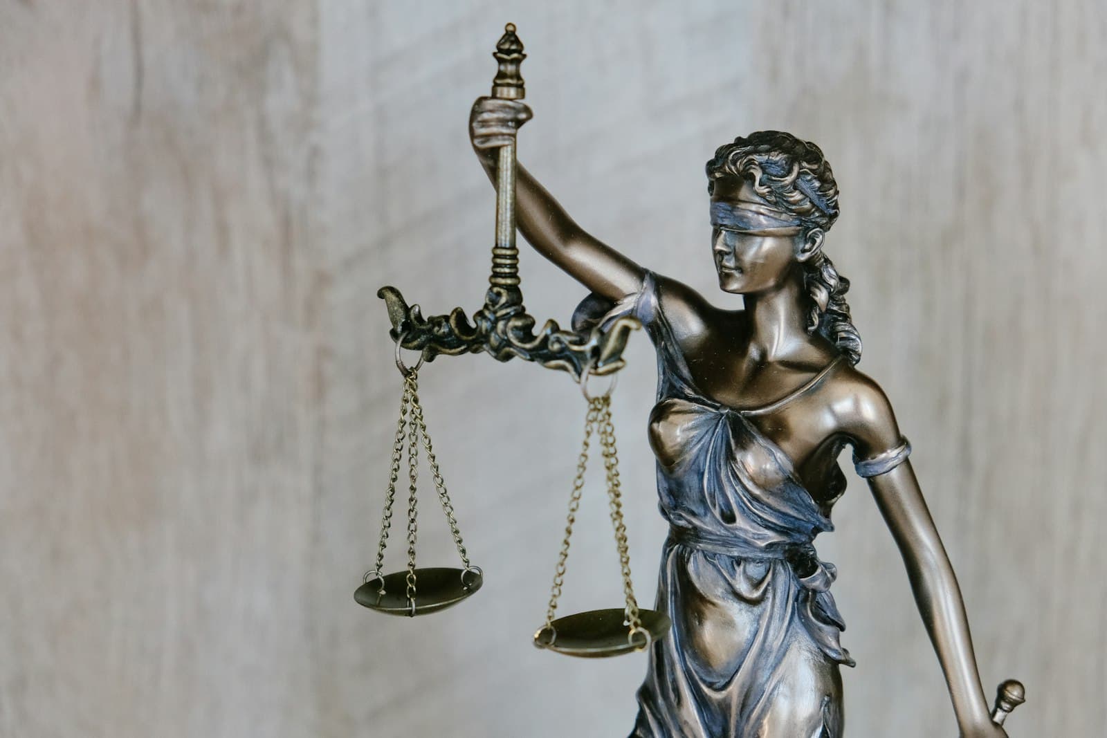 Estatua de la justicia con balanza