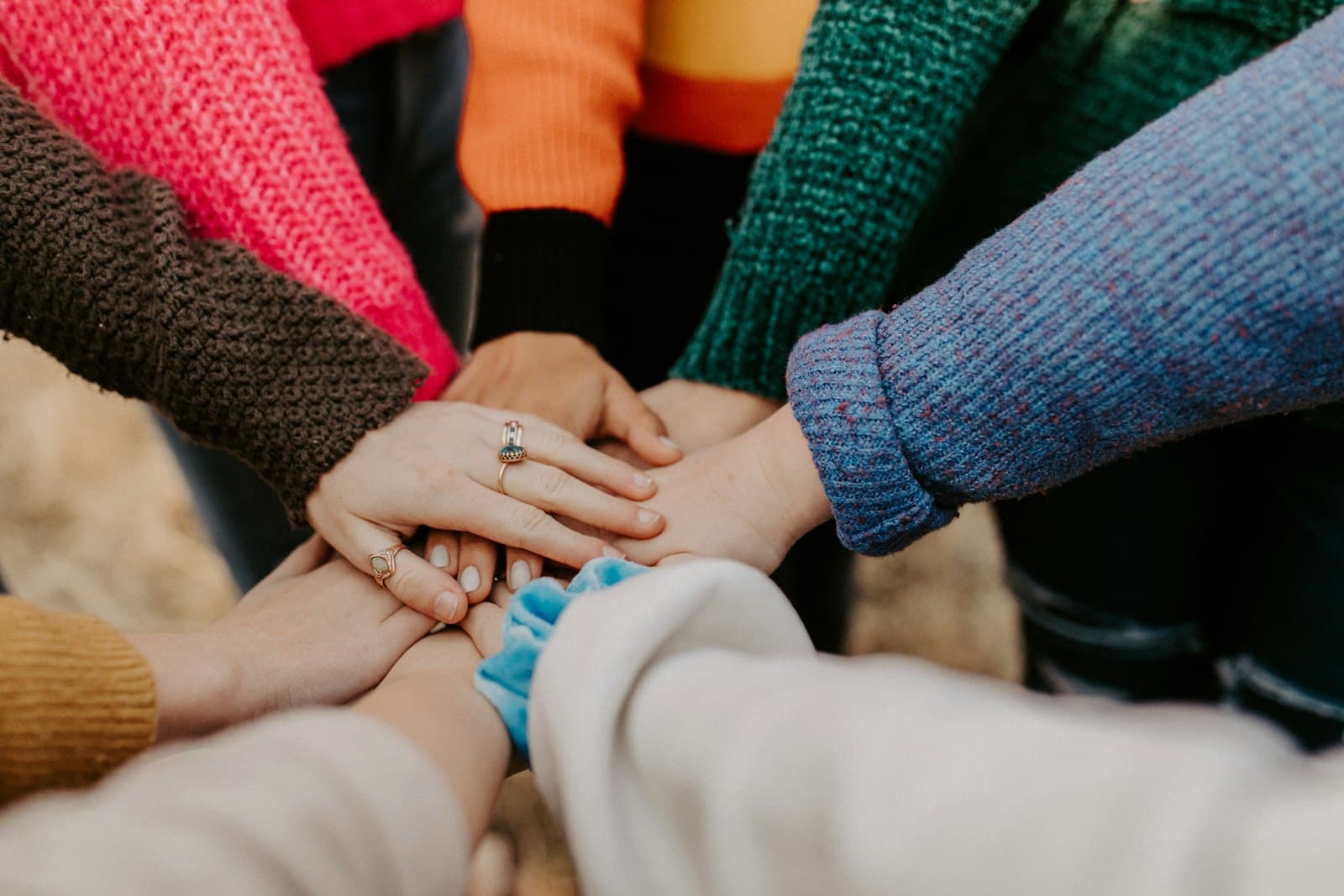 Manos unidas de personas diversas en señal de compromiso